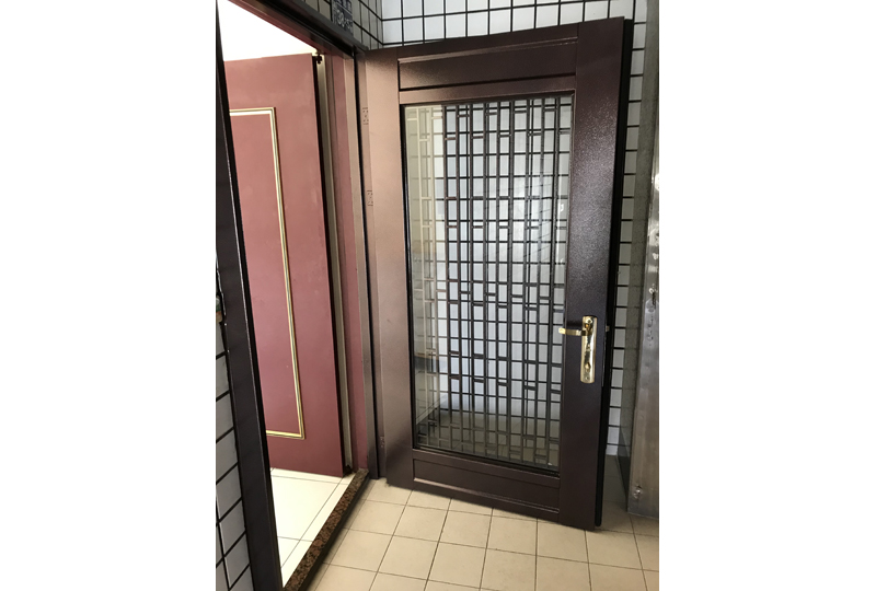 玻璃日式玄關門設計